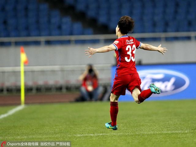 国米1-0领先博洛尼亚加时赛第21分钟，博洛尼亚的角球，利科扬尼斯开向后点，皮球在出底线前被勾了回来，别克马破门！